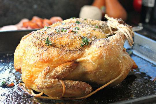 Печено пиле с морска сол и розмарин