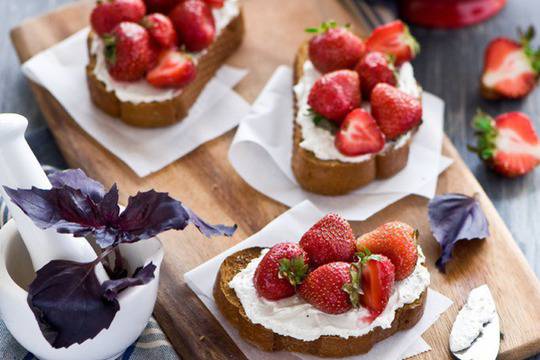 Филийки с филаделфия и ягоди