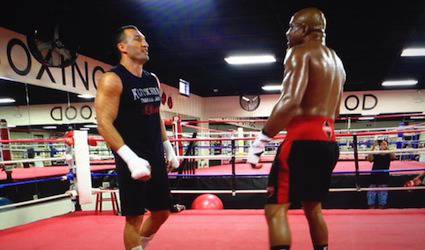 Бригс заплашва Кличко, Пулев контузи спаринг партньора си