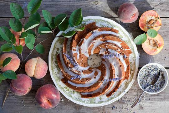 Кекс с праскови и боровинки