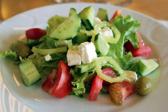 Зелена салата с краставици и чушки здравословно