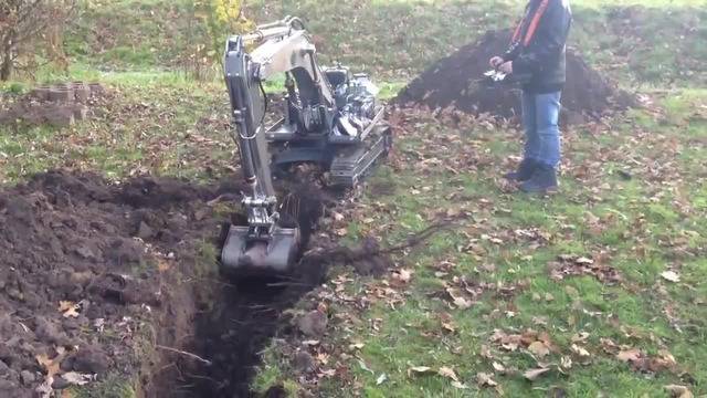 Момченце управлява Мини багер с дистанционно