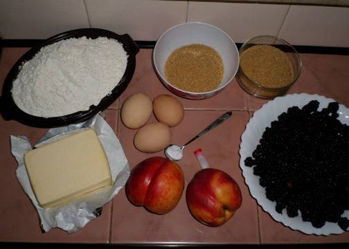 Пай с къпини и нектарини