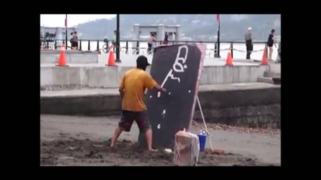 Уличен художник рисува портрет на Bruce Lee