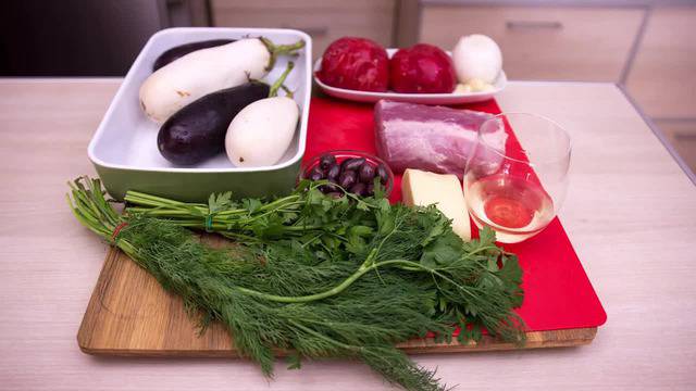 Home Cusine: Свински карета с патладжани, домати и маслини