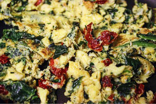 Бъркани яйца със сушени домати, спанак и сирене