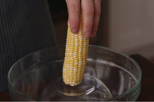Как бързо и лесно да отделим царевица от кочан