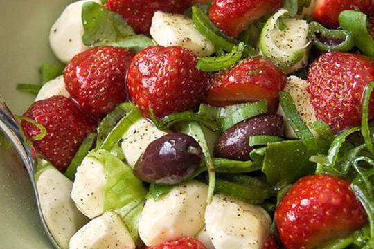 Зелена салата с рукола и диви ягоди