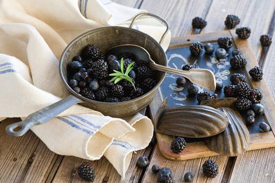 Плодова салата от къпини с боровинки здравословно