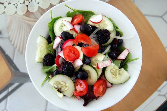 Салата от краставици със спанак и горски плодове