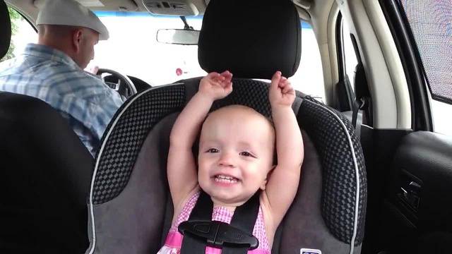 Това бебе е истински фен на Elvis Presley