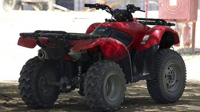 Пернишки бандит се помля с АТВ и прати момче в кома