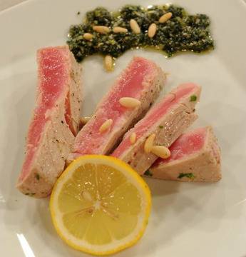 Пържола от риба тон с песто от мента