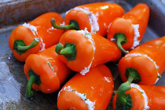 Пълнени сурови чушки със сирене