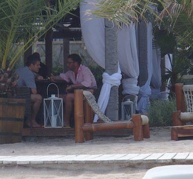 Брендо и д-р Енчев на море