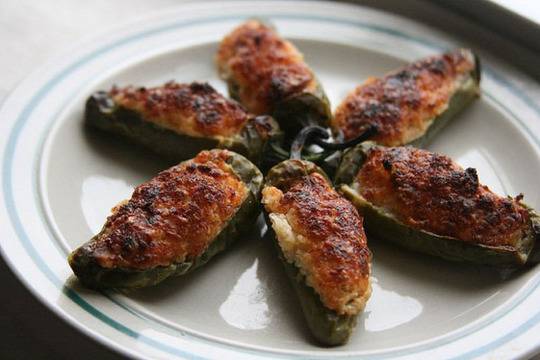 Запечени пълнени люти чушки