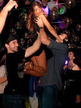 Галена се стресна! Напористи фенове и бръкнаха под полата!