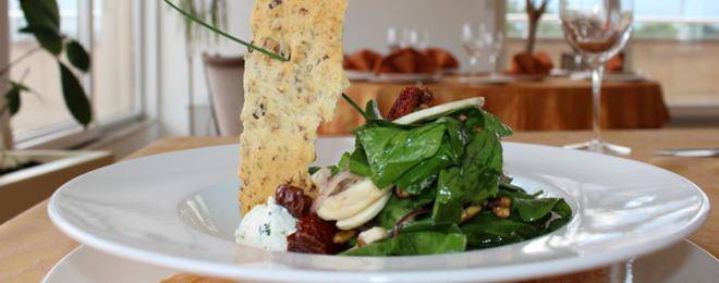 Салата от спанак с млечен мус и орехови бисквитки