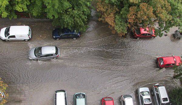 Пороен дъжд с гръмотевична буря връхлетя Пловдив (видео)