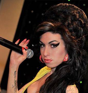 В Лондон откриват статуя на Ейми Уайнхаус