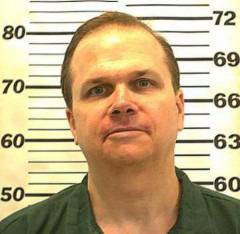 Убиецът на Джон Ленън остава в затвора