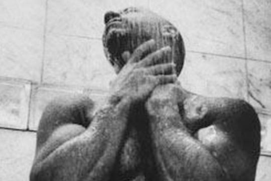 Вин Дизел гол под душа