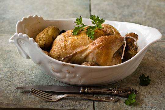 Печено пиле с чубрица и магданоз