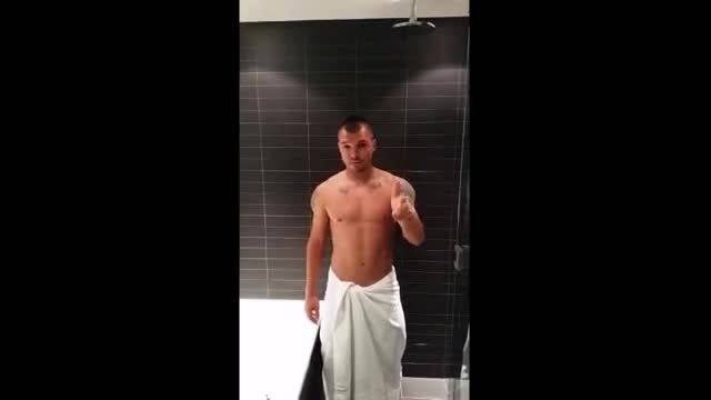 Валери Божинов се поля с ледена кофа и предизвика Гонзо, Стойчо и Любослав Пенев