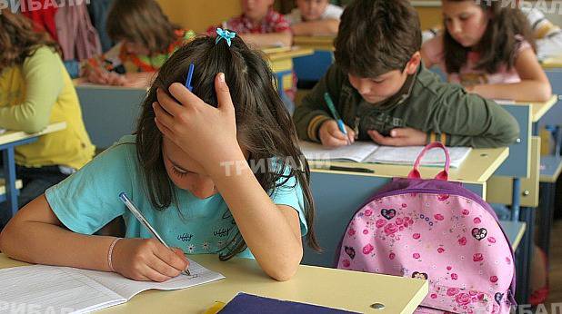 Според учебниците за трети клас: Левски бил заловен от полицията, а Априлското въстание е съпроводено с протести в САЩ