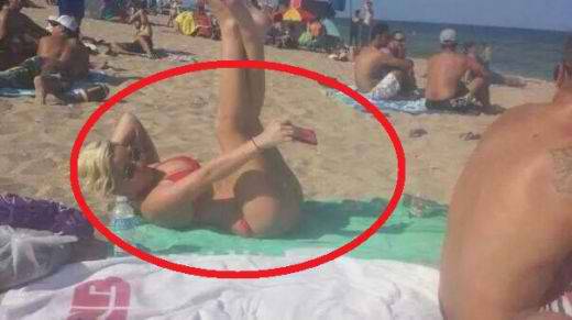 Потресаващо! Млада жена навири краката на плажа, за да си направи интимно селфи!