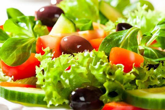Зелена салата с рукола и маслини