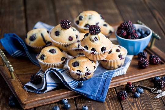 Мъфини с боровинки и къпини