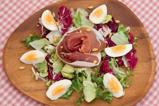 Айсберг салата с радичио и прошуто