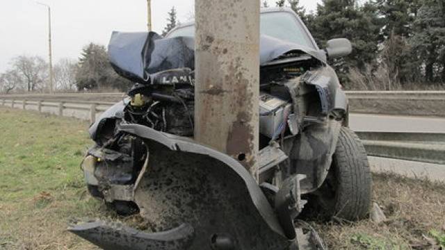 Шофьор блъсна стълб