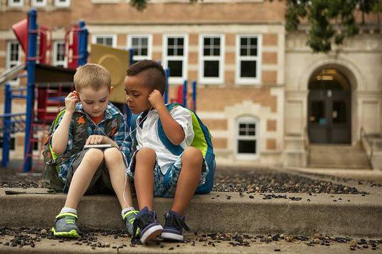 Забраняват смартфоните в училище