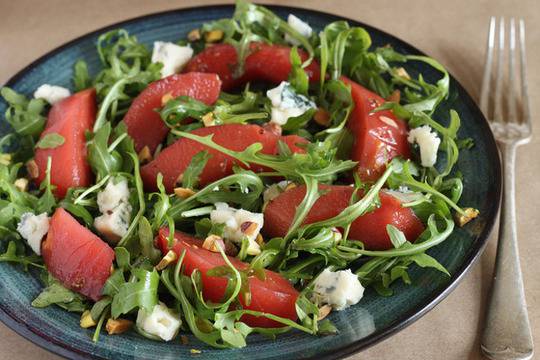 Салата от белени домати с рукола и синьо сирене здравословно