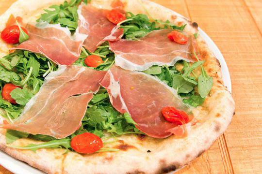 Пица с чери домати и рукола