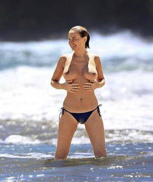 Алоха! Лара обича да e гола под слънцето (снимки)