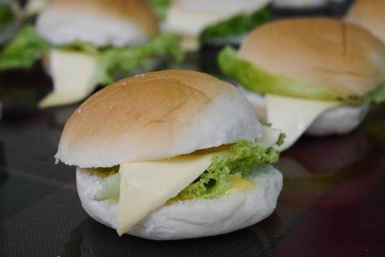 Сандвичи с кашкавал и зелена салата