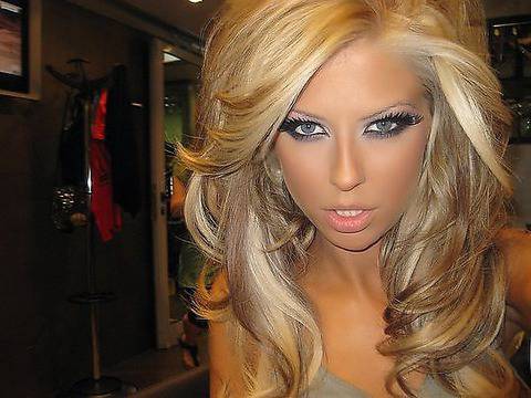 ШОК! Андреа отново показва прелести в мини рокли!