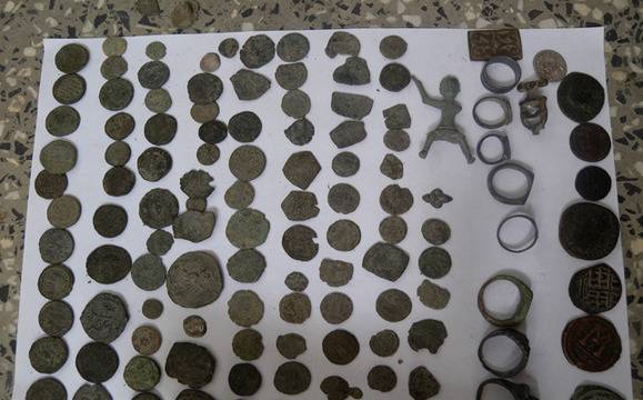 Хванаха иманяр с боен арсенал и стари монети