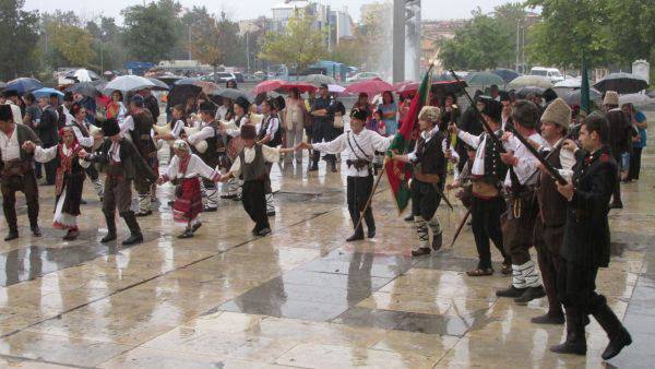 Родолюбци извиха хоро за Съединението под проливен дъжд в Пловдив (снимки и видео)
