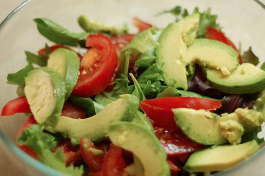 Зелена салата с рукола, авокадо и домати