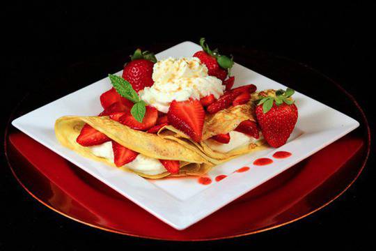 Палачинки с ягоди и сметана