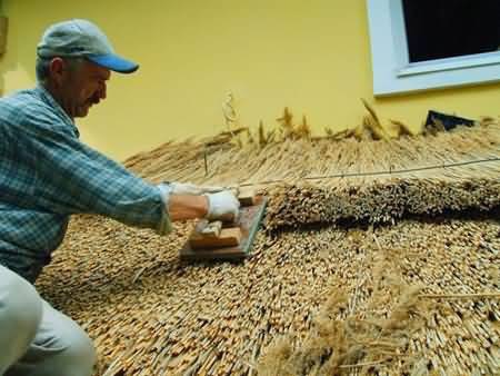 Как да изградим сламен покрив