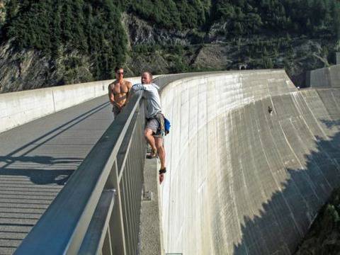 Полицаи спасиха самоубиец, минути преди да скочи от стената на язовир “Кърджали”!