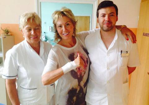 Отново усмихната: Lepa Brena свали гипса и от другата ръка