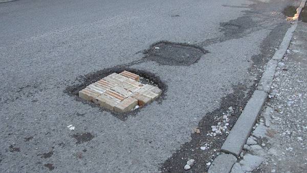 Пловдивчани от „Кючук Париж“: Запълваме дупките по улиците с тухли