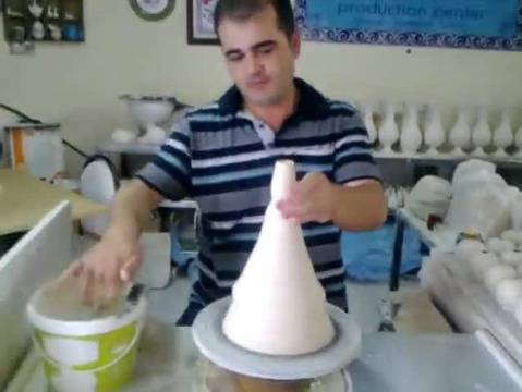 Майстор на керамика сътворява от парче глина перфектна изработка на красота