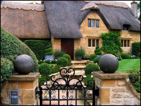 Българско семейство си построи къща от слама за 10 седмици